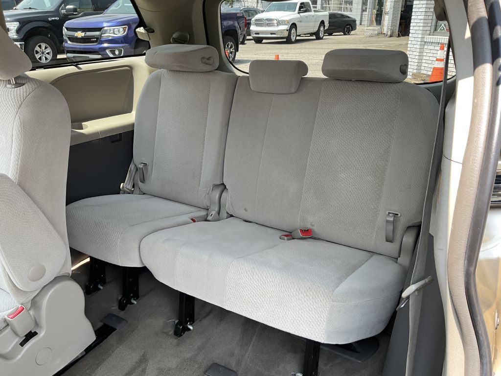 Photo 22 of this TOYOTA SIENNA
