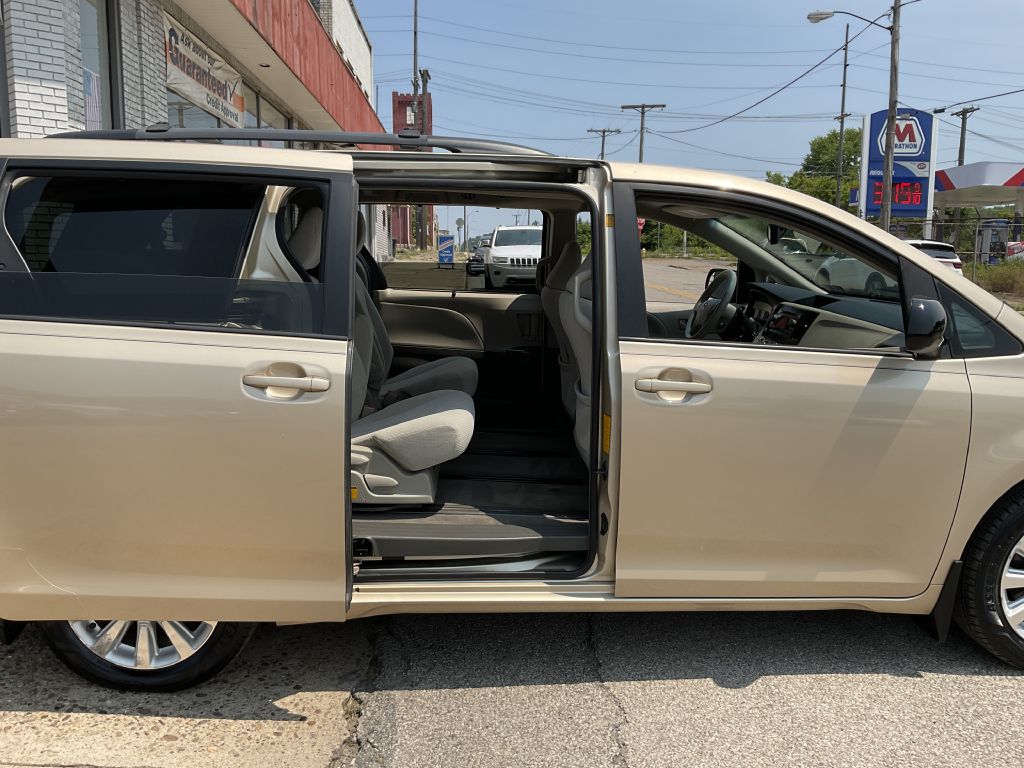 Photo 23 of this TOYOTA SIENNA