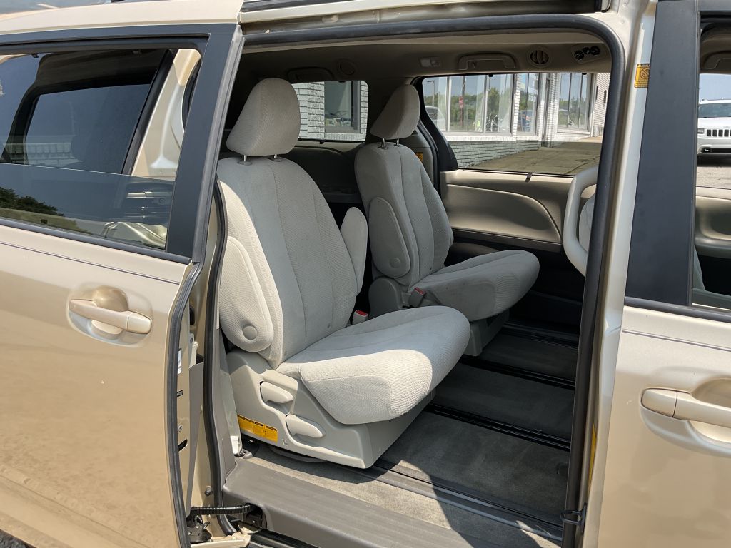 Photo 24 of this TOYOTA SIENNA