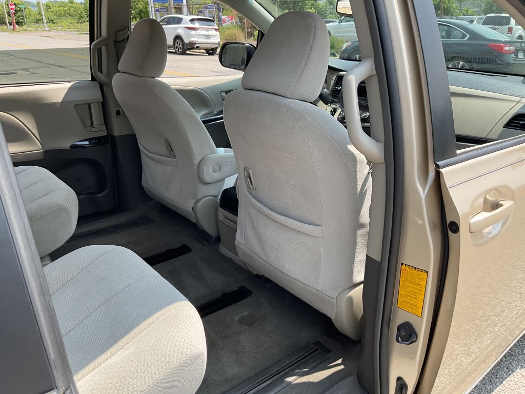 Photo 25 of this TOYOTA SIENNA