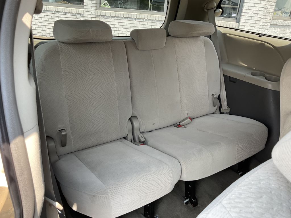Photo 26 of this TOYOTA SIENNA