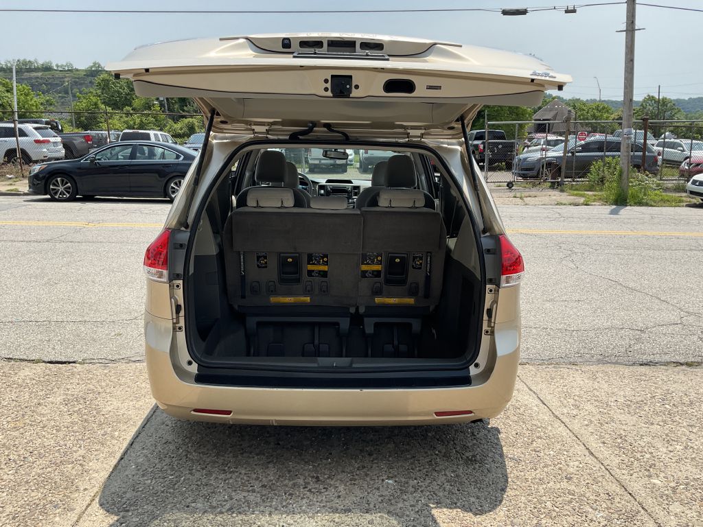 Photo 27 of this TOYOTA SIENNA