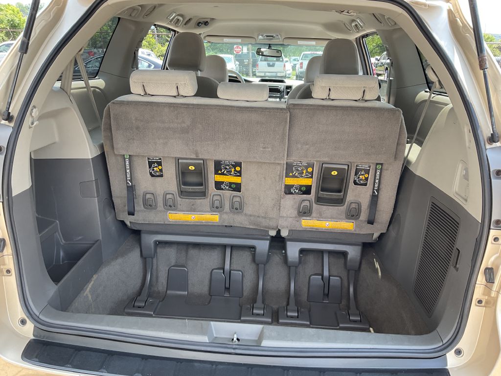 Photo 28 of this TOYOTA SIENNA