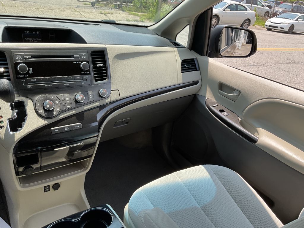 Photo 31 of this TOYOTA SIENNA