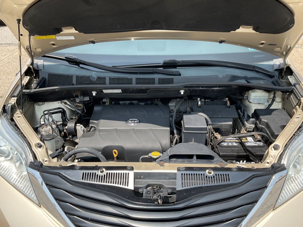 Photo 37 of this TOYOTA SIENNA