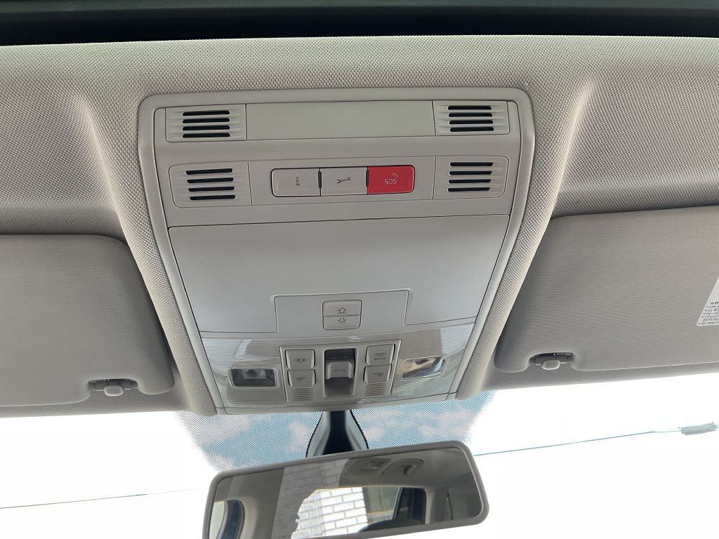 Photo 24 of this VOLKSWAGEN TIGUAN