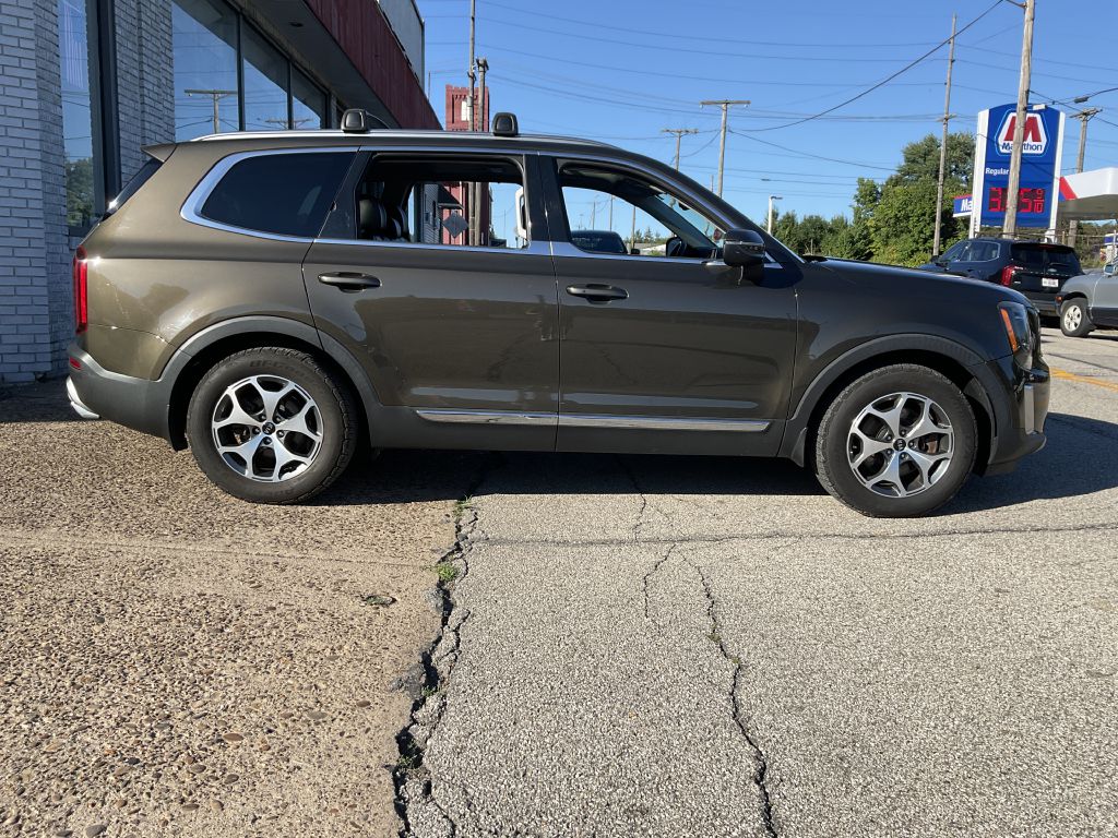 Photo 2 of this KIA TELLURIDE