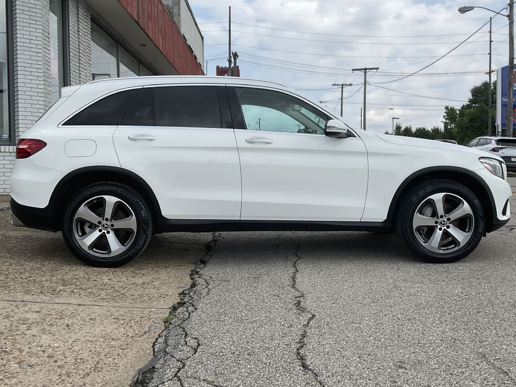 Photo 2 of this MERCEDES-BENZ GLC