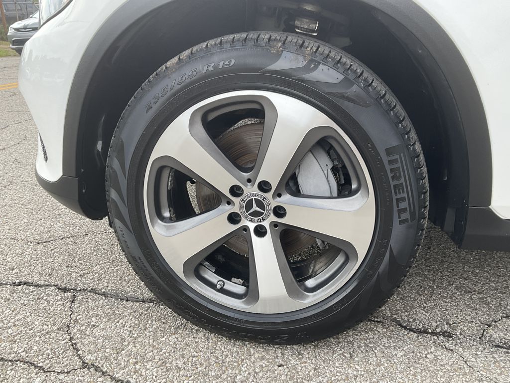 Photo 9 of this MERCEDES-BENZ GLC