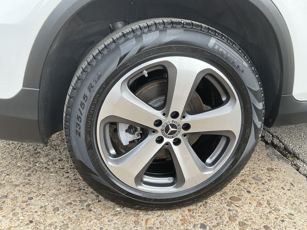 Photo 11 of this MERCEDES-BENZ GLC
