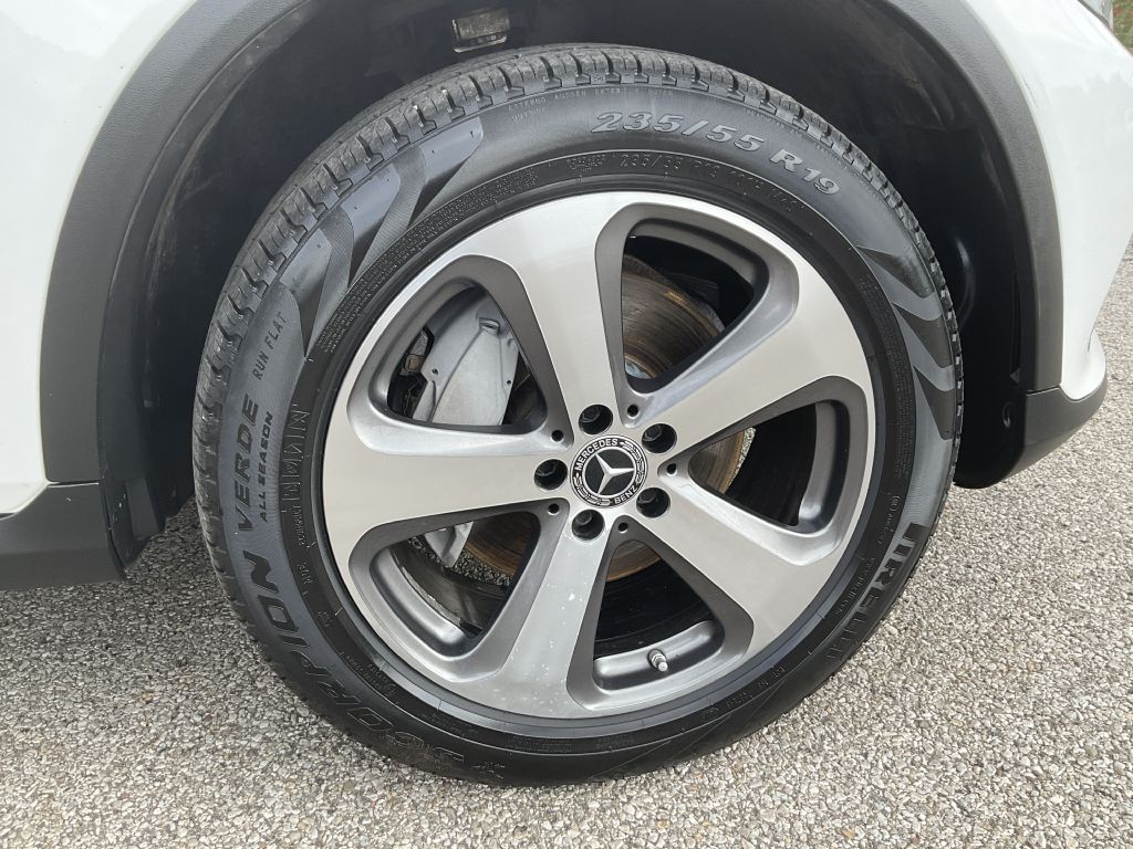 Photo 12 of this MERCEDES-BENZ GLC