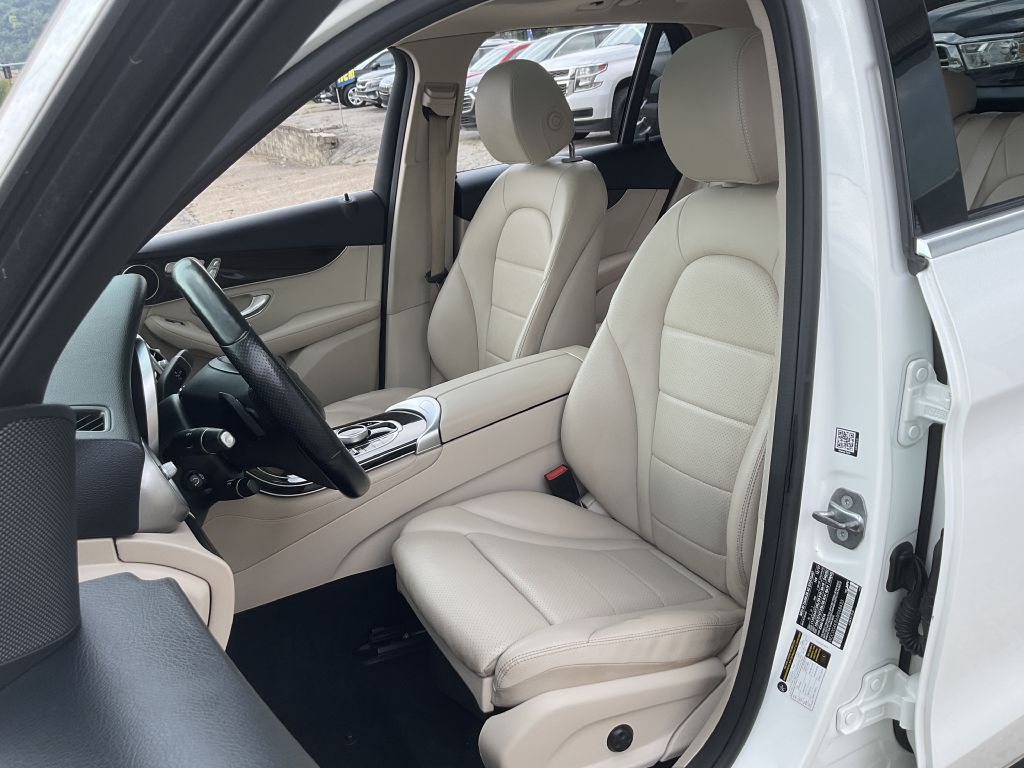 Photo 14 of this MERCEDES-BENZ GLC