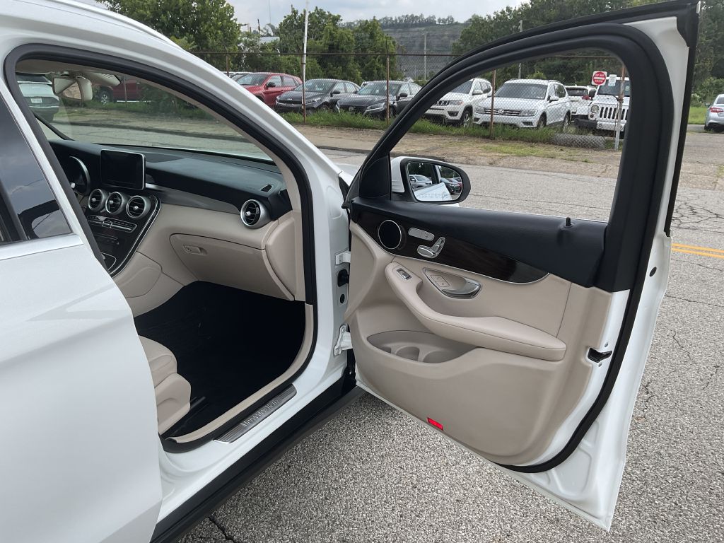 Photo 15 of this MERCEDES-BENZ GLC