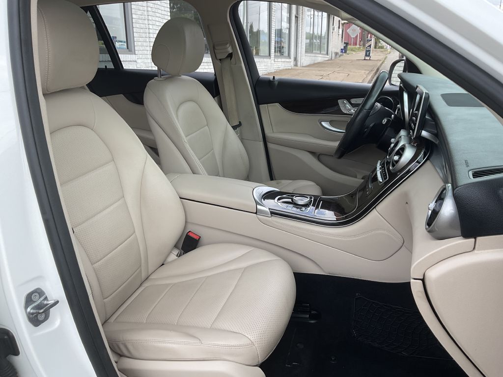 Photo 16 of this MERCEDES-BENZ GLC