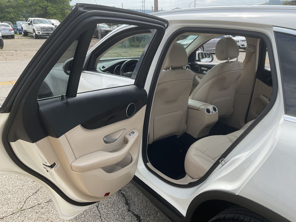 Photo 17 of this MERCEDES-BENZ GLC