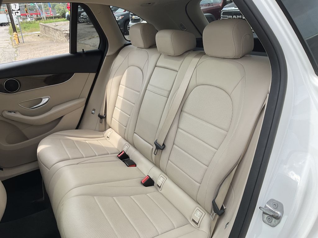 Photo 18 of this MERCEDES-BENZ GLC