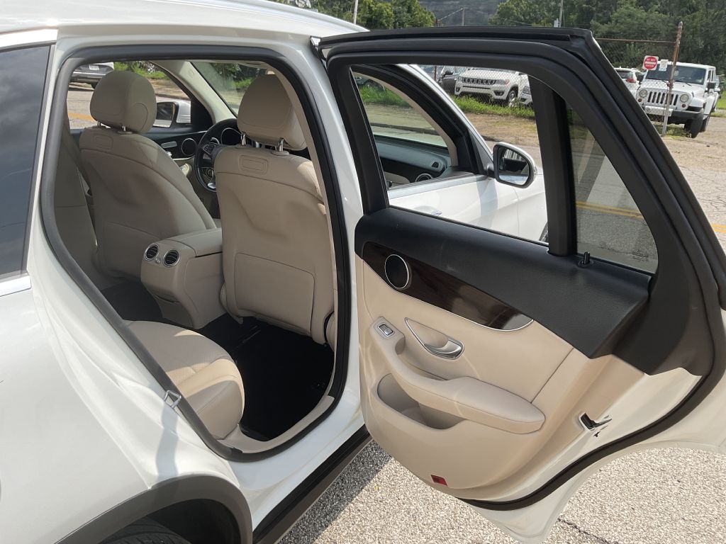 Photo 19 of this MERCEDES-BENZ GLC