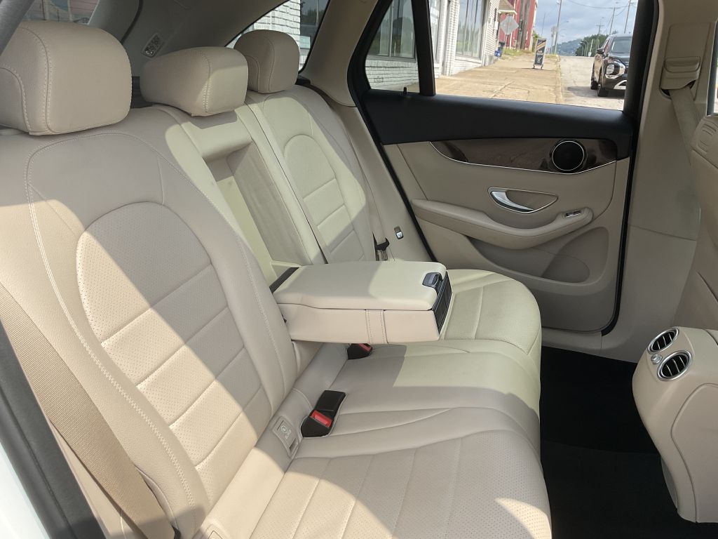 Photo 20 of this MERCEDES-BENZ GLC