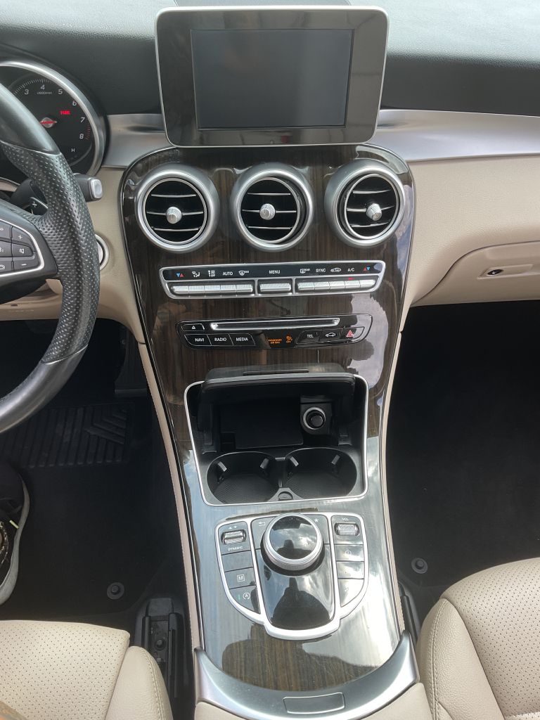 Photo 25 of this MERCEDES-BENZ GLC