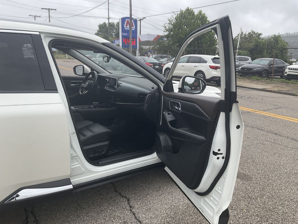Photo 18 of this NISSAN ROGUE