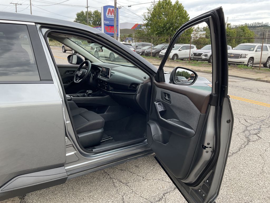 Photo 18 of this NISSAN ROGUE