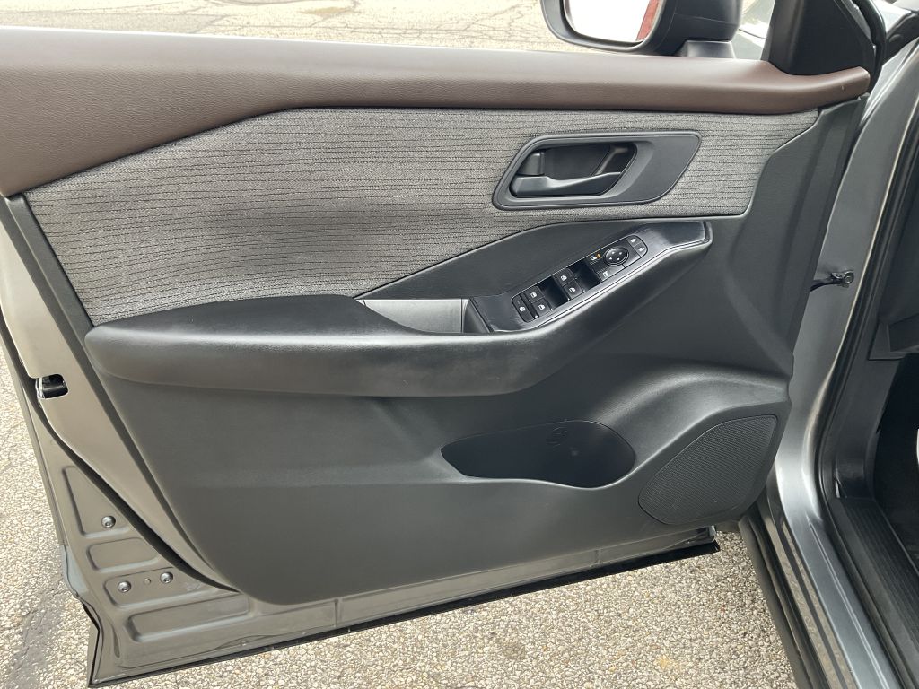Photo 30 of this NISSAN ROGUE