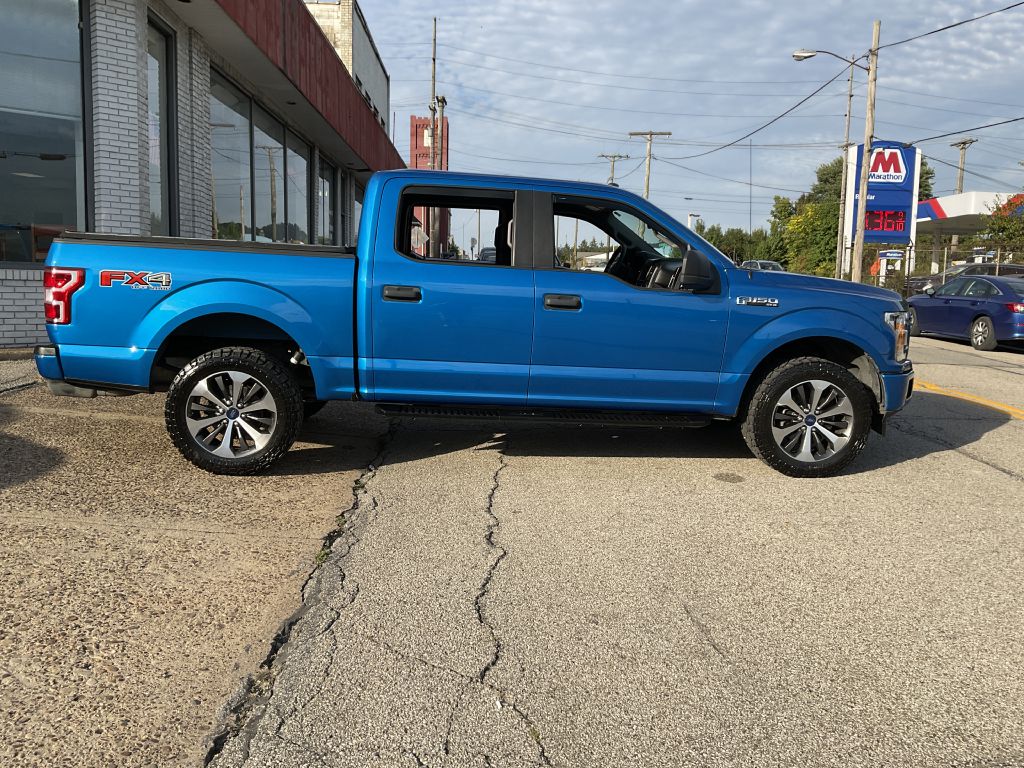 Photo 2 of this FORD F150 SXT