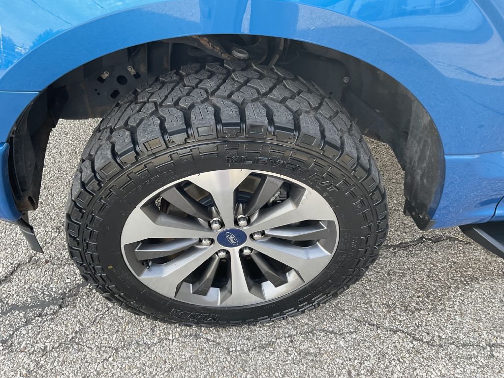 Photo 9 of this FORD F150 SXT