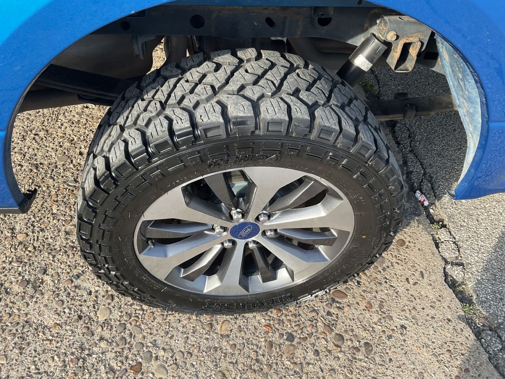 Photo 12 of this FORD F150 SXT