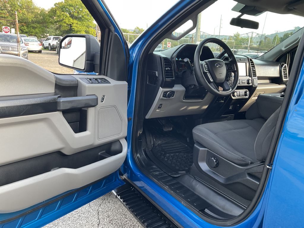 Photo 15 of this FORD F150 SXT
