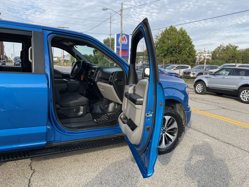 Photo 16 of this FORD F150 SXT