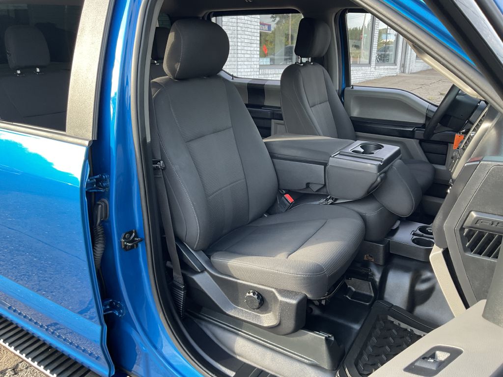 Photo 17 of this FORD F150 SXT