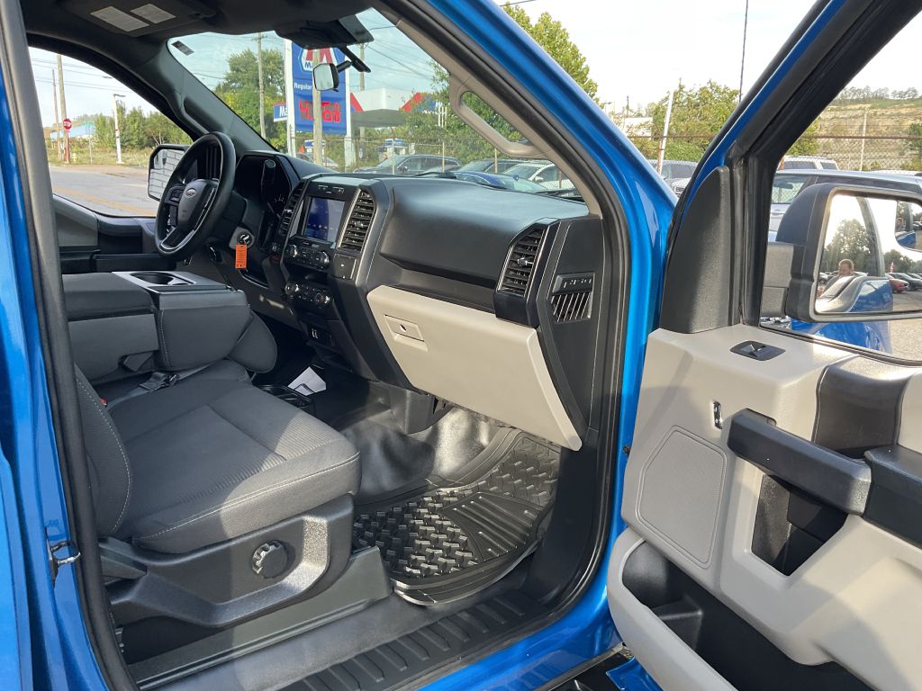 Photo 18 of this FORD F150 SXT