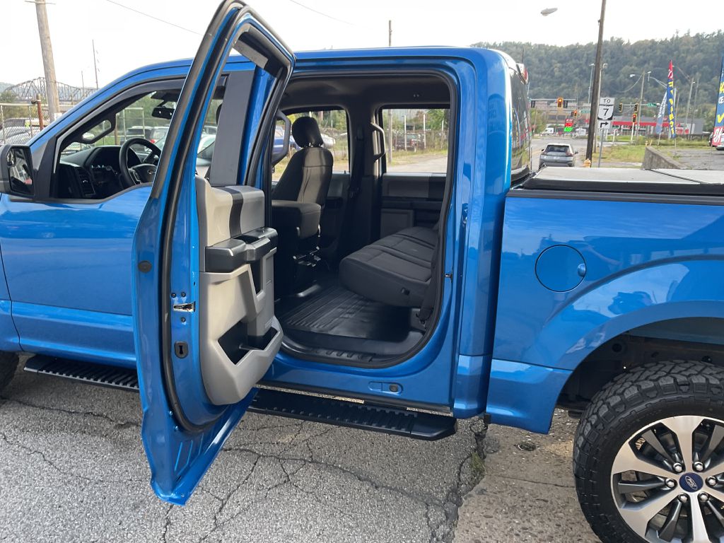 Photo 19 of this FORD F150 SXT