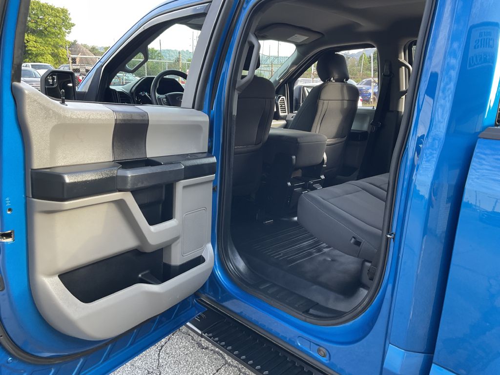 Photo 21 of this FORD F150 SXT