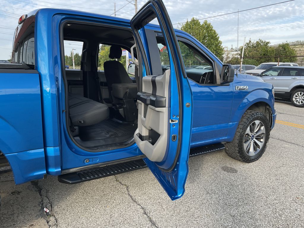 Photo 22 of this FORD F150 SXT