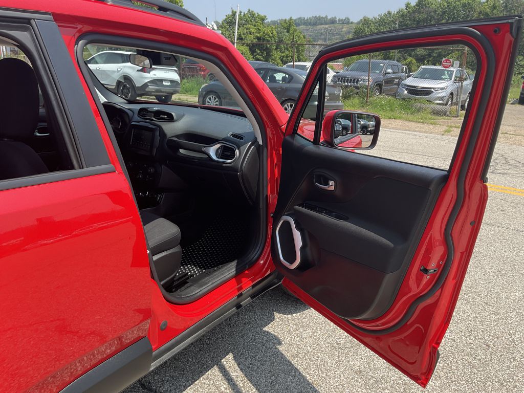 Photo 15 of this JEEP RENEGADE