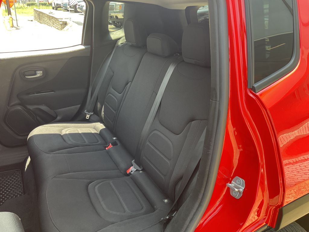 Photo 18 of this JEEP RENEGADE