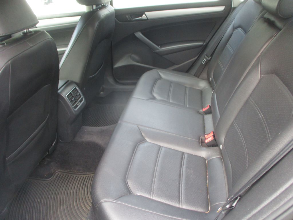 Photo 7 of this VOLKSWAGEN PASSAT
