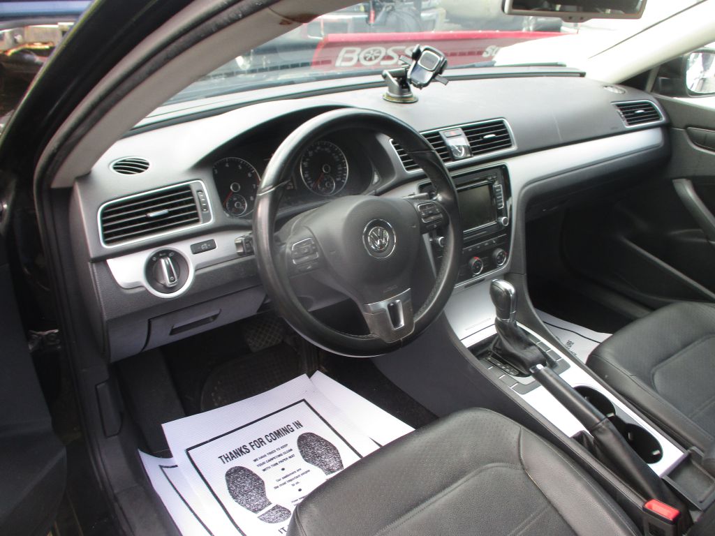 Photo 8 of this VOLKSWAGEN PASSAT