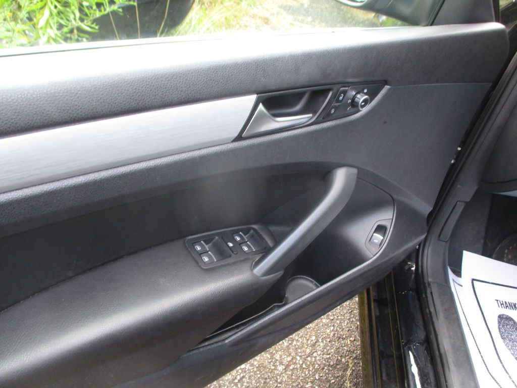 Photo 9 of this VOLKSWAGEN PASSAT