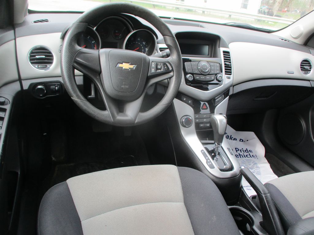 Photo 9 of this CHEVROLET CRUZE
