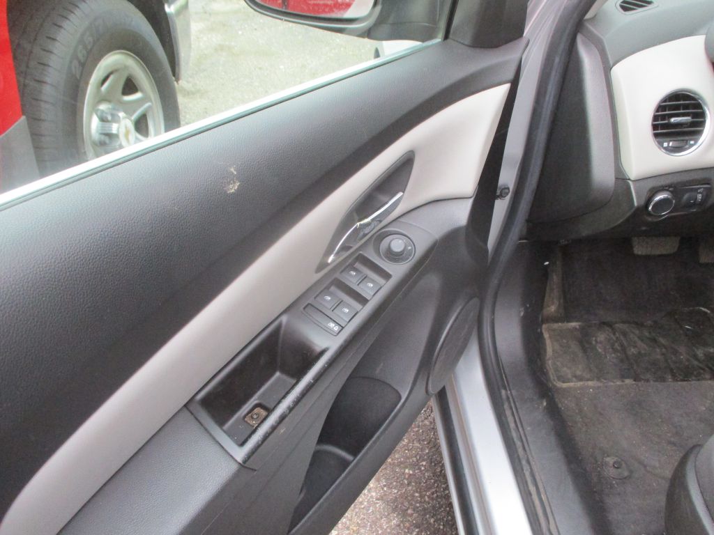 Photo 10 of this CHEVROLET CRUZE