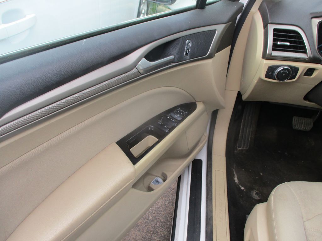 Photo 10 of this FORD FUSION