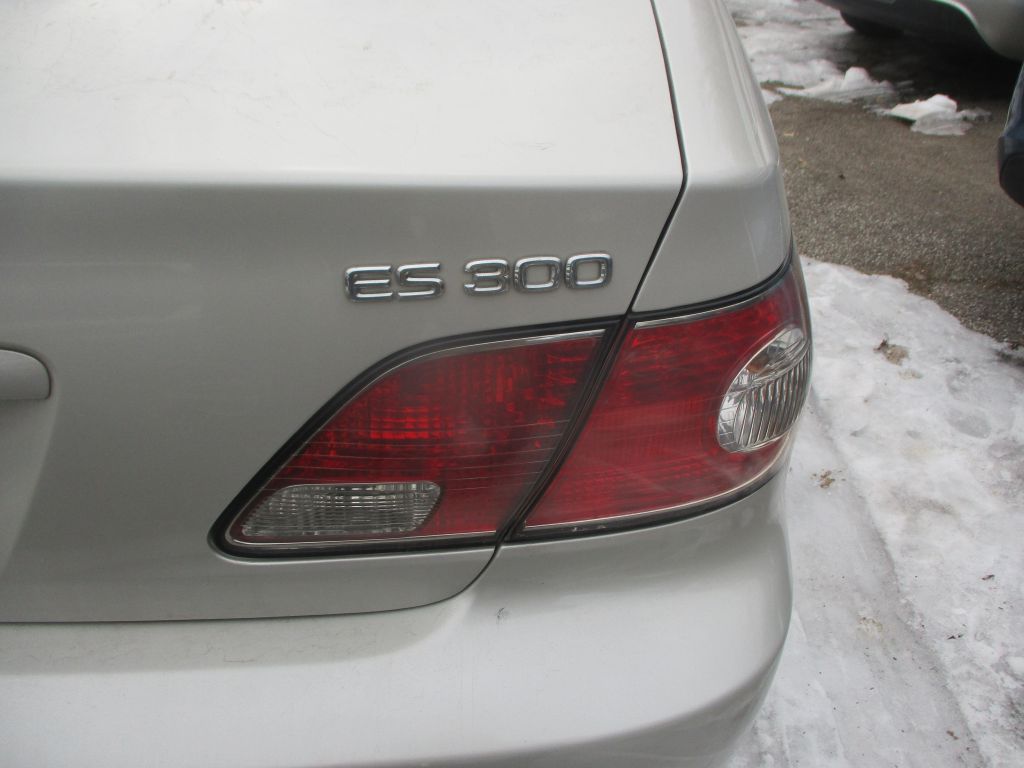 Photo 5 of this LEXUS ES