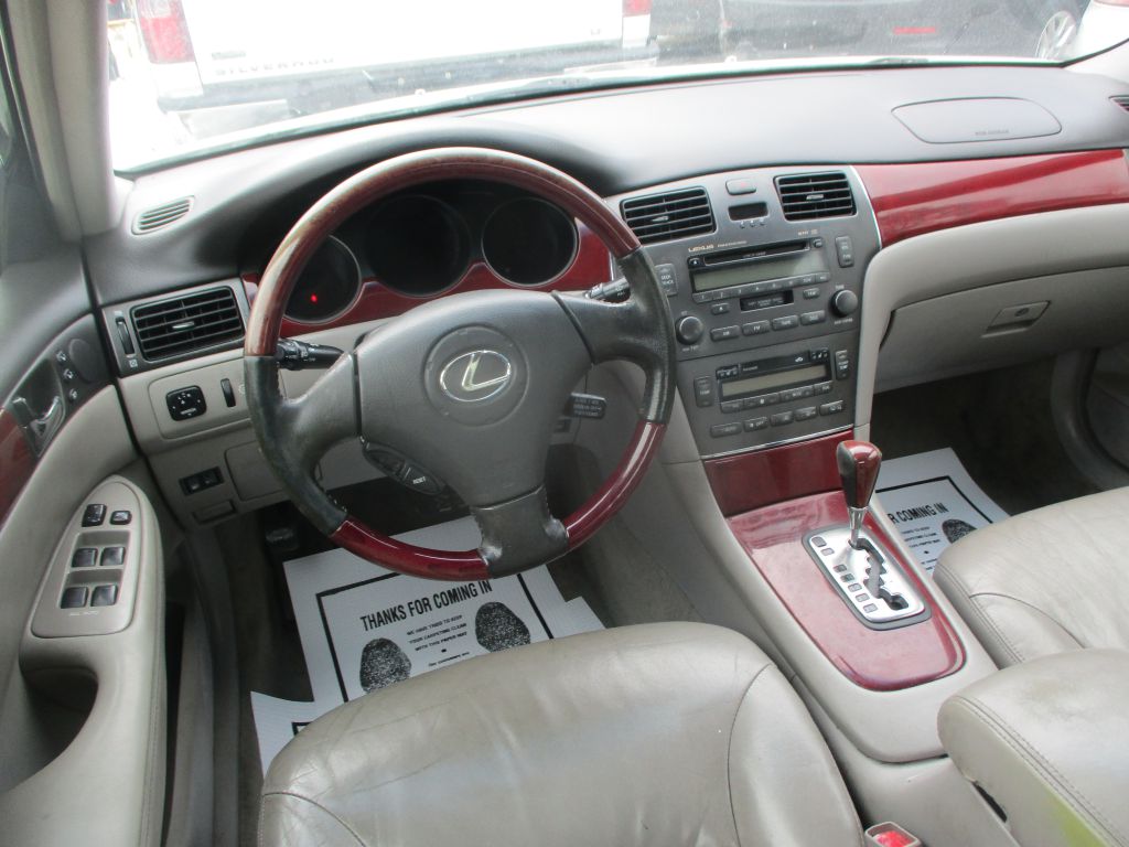 Photo 8 of this LEXUS ES