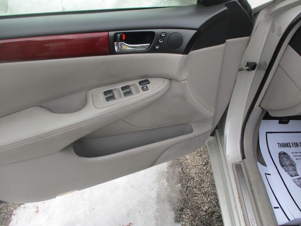 Photo 10 of this LEXUS ES