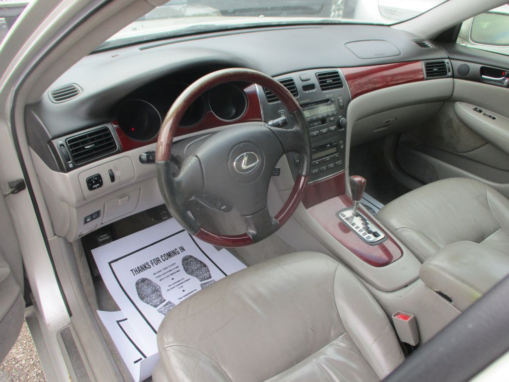 Photo 11 of this LEXUS ES