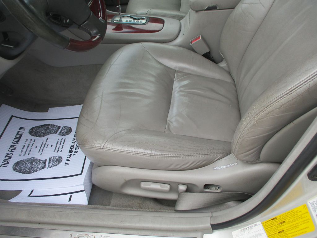 Photo 12 of this LEXUS ES