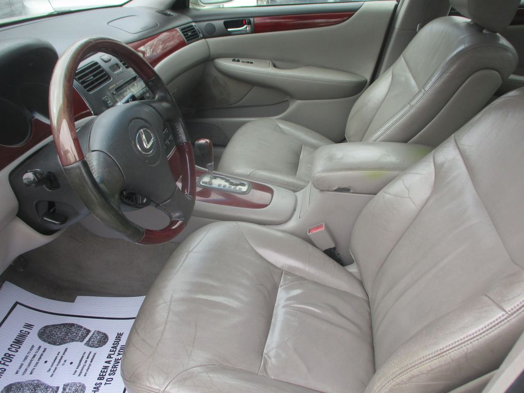 Photo 13 of this LEXUS ES